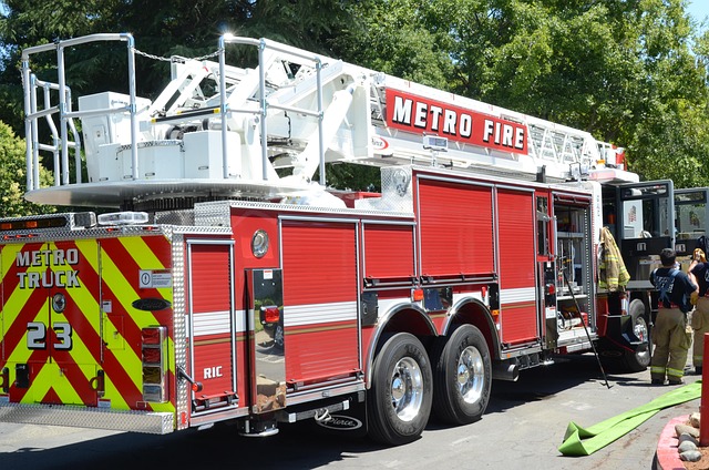 Free Fire Truck Ladder Truck photo and picture