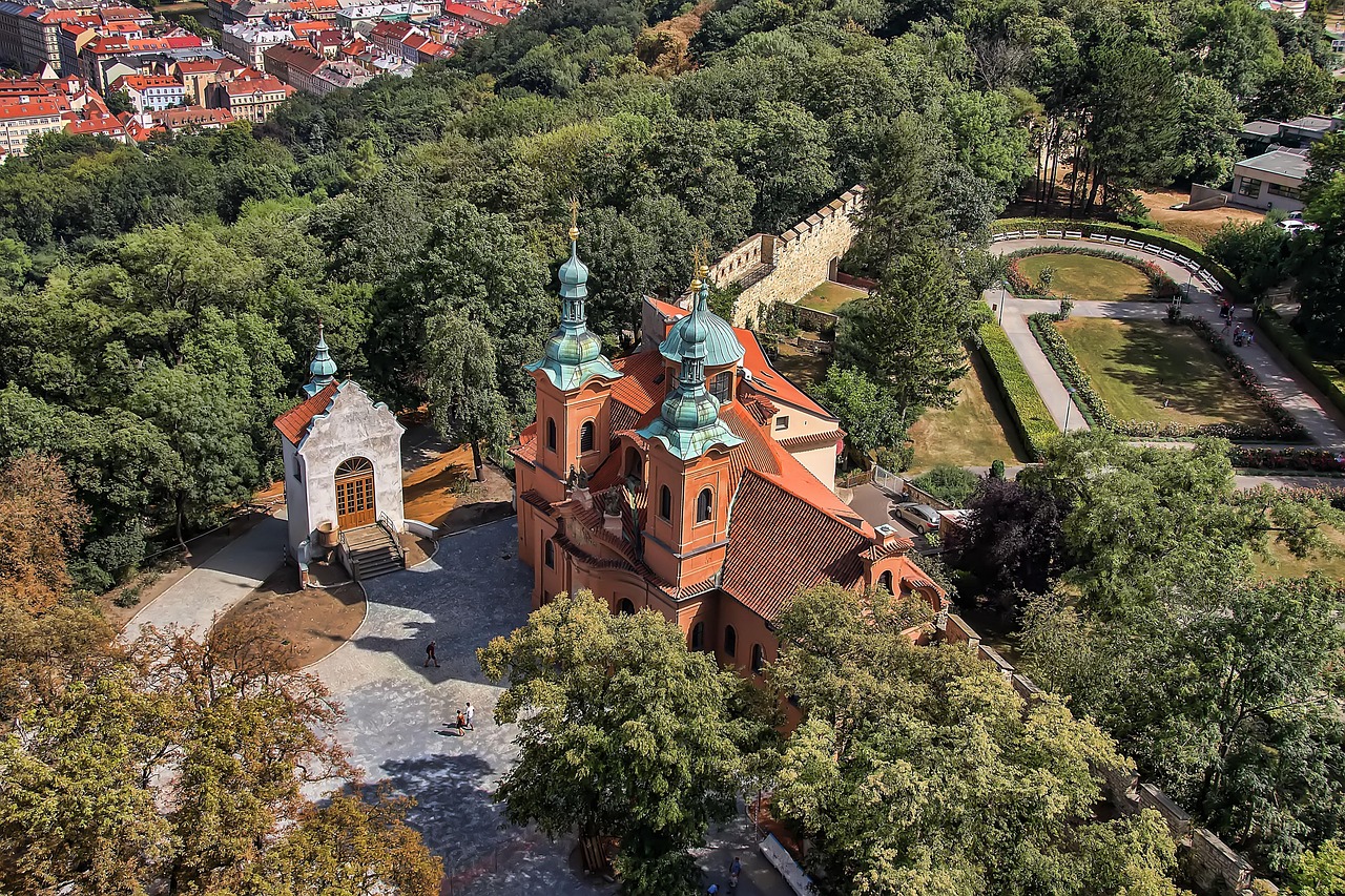 Úvodní obrázek k článku Petřín s kočárkem: pěšky, nebo lanovkou?
