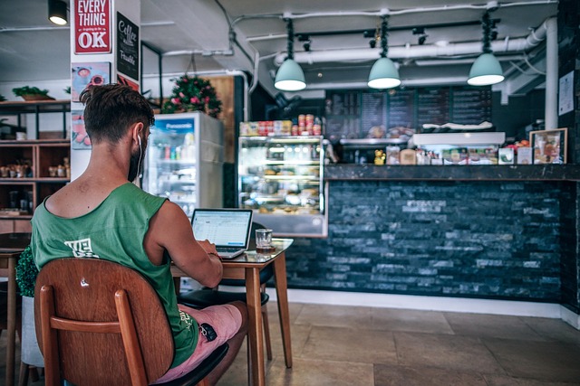 Singur, Blogger, Magazin De Cafea