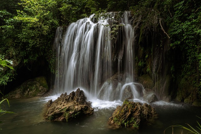 A menos de 2 horas de Coimbra há uma piscina natural escondida entre escarpas e uma cascata