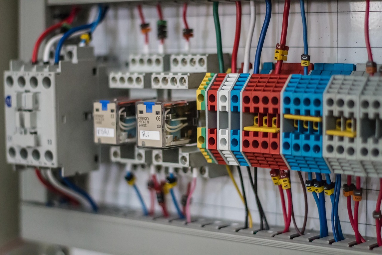 Fiação de zona em um painel de instalação elétrica Painel de fiação elétrica com múltiplos circuitos organizados, representando a fiação de zonas de uma central de alarme conectada a sensores de presença