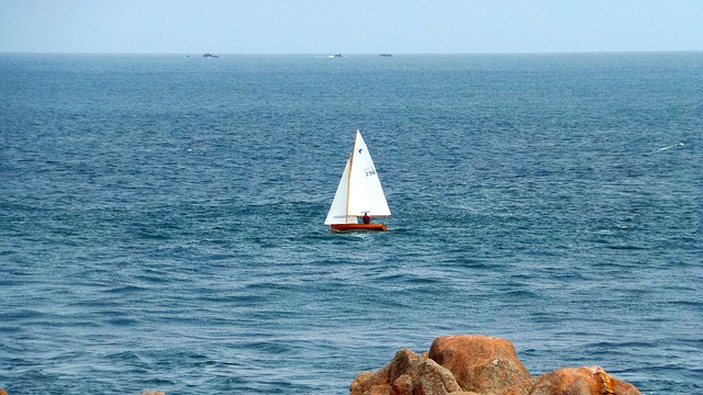 Sejlbåd, Bretagne, Holzjolle, Klippe