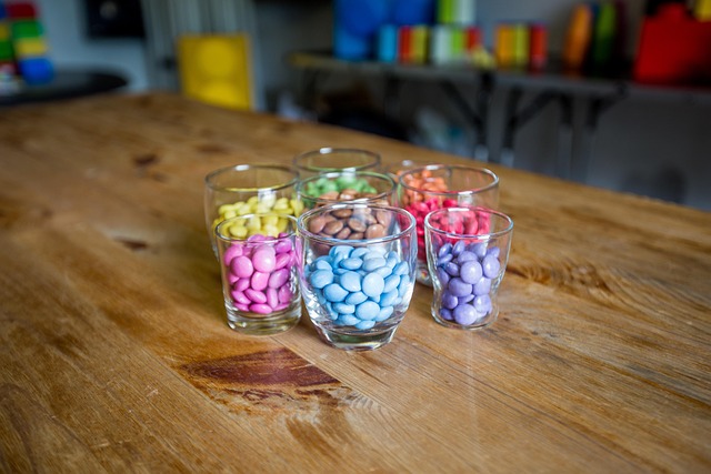 Smarties, Bunt, Blau, Rot, Lila, Gelb