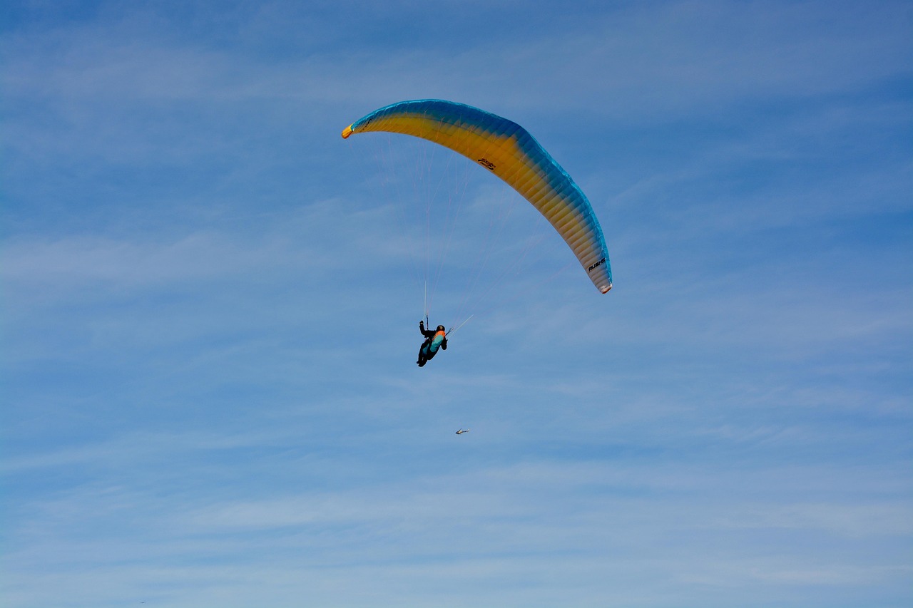 Paragliding - free online jigsaw puzzle photo