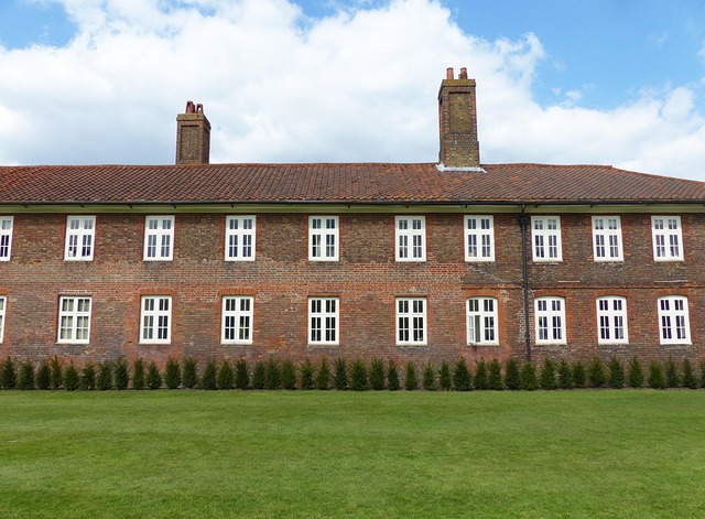 Free Hampton Court Palace English House photo and picture