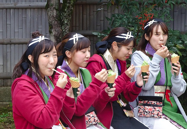 Japan, Kyoto, Mädchen, Eis, Schuluniform