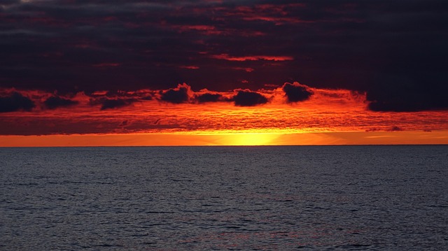 Puesta De Sol En El Mar