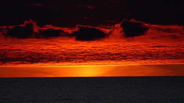 Puesta De Sol En El Mar