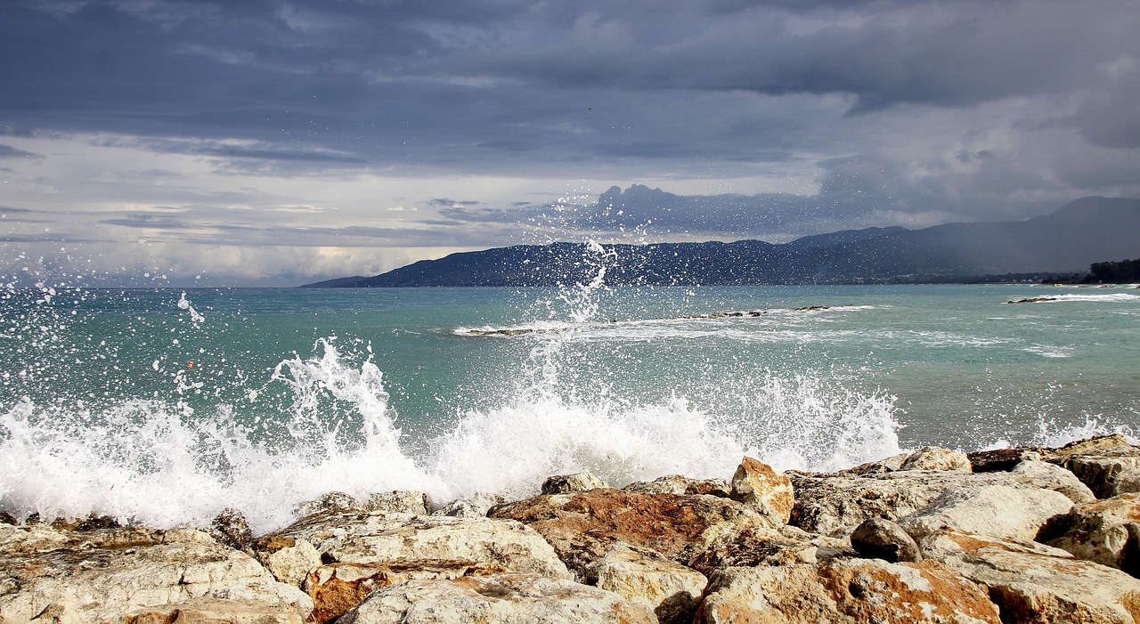 https://cdn.pixabay.com/photo/2018/12/16/20/46/waves-3879331_1280.jpg