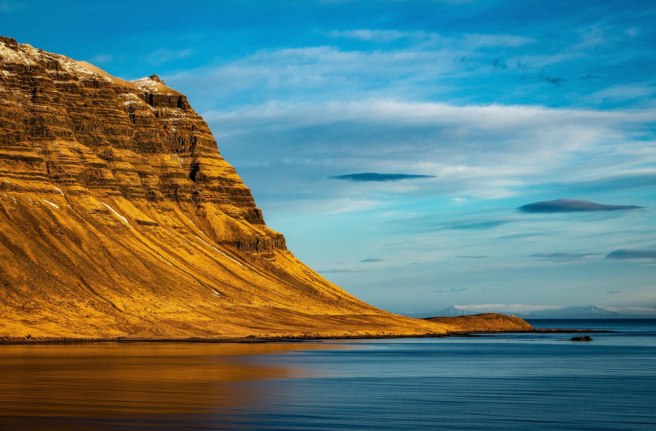 https://cdn.pixabay.com/photo/2018/12/17/10/19/iceland-3880107_1280.jpg