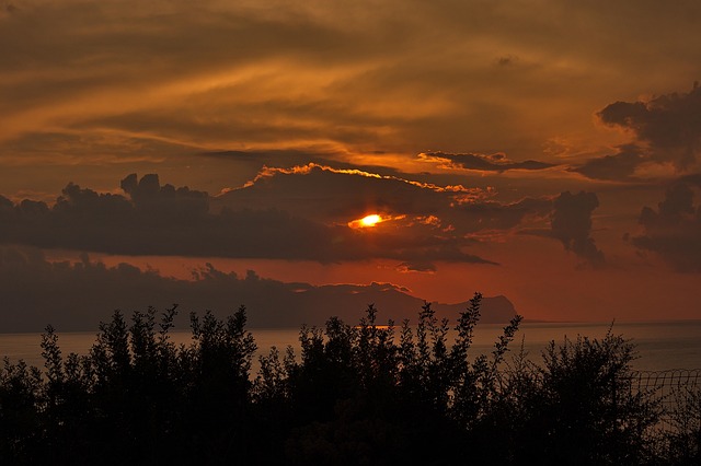 West, Die Sonne, Sizilien