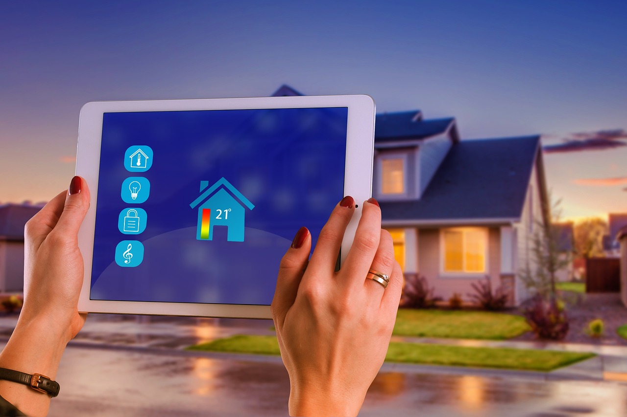 Remote home security monitoring on smartphone