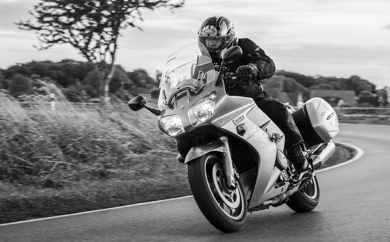 Motard comparant les garanties d'un contrat d'assurance moto tous risques ou au tiers