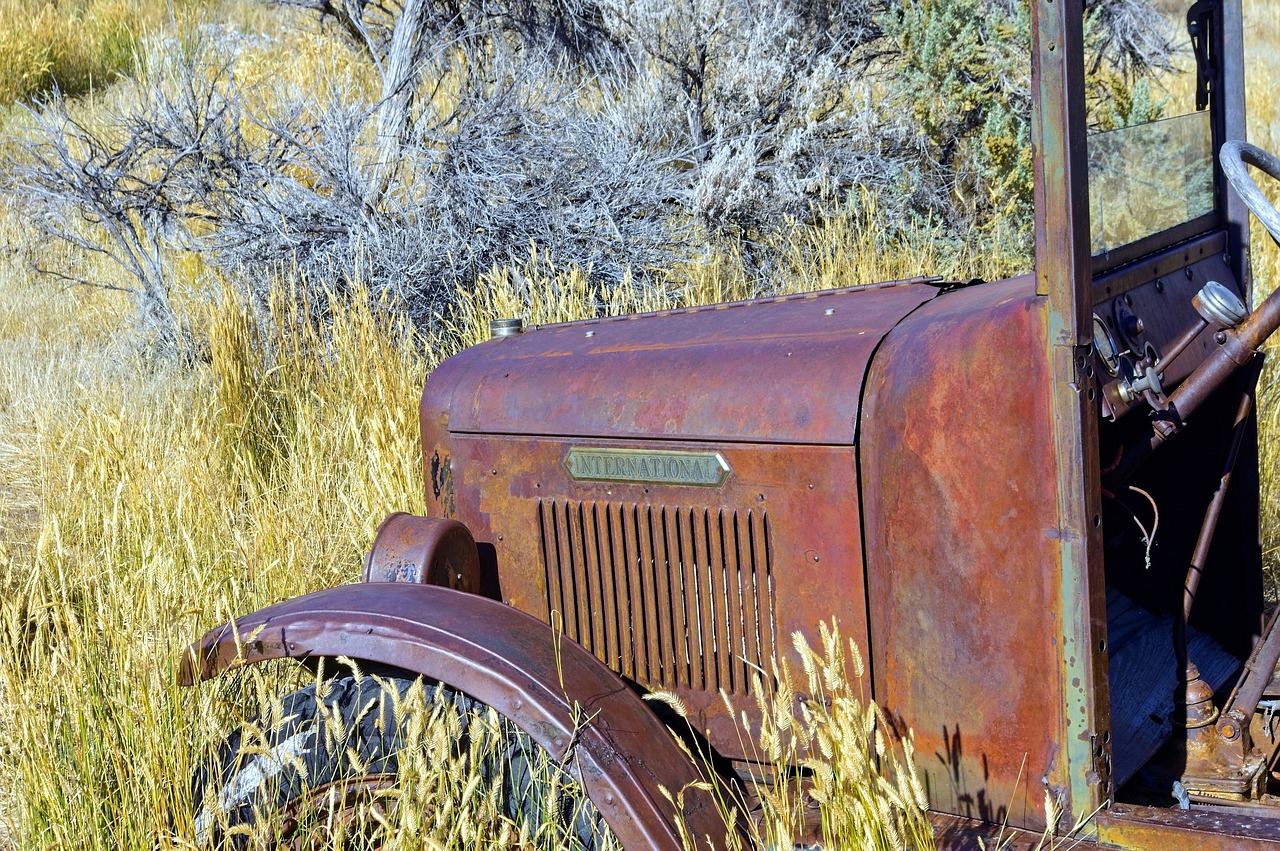 Rusted Old International Truck - free online jigsaw puzzle photo