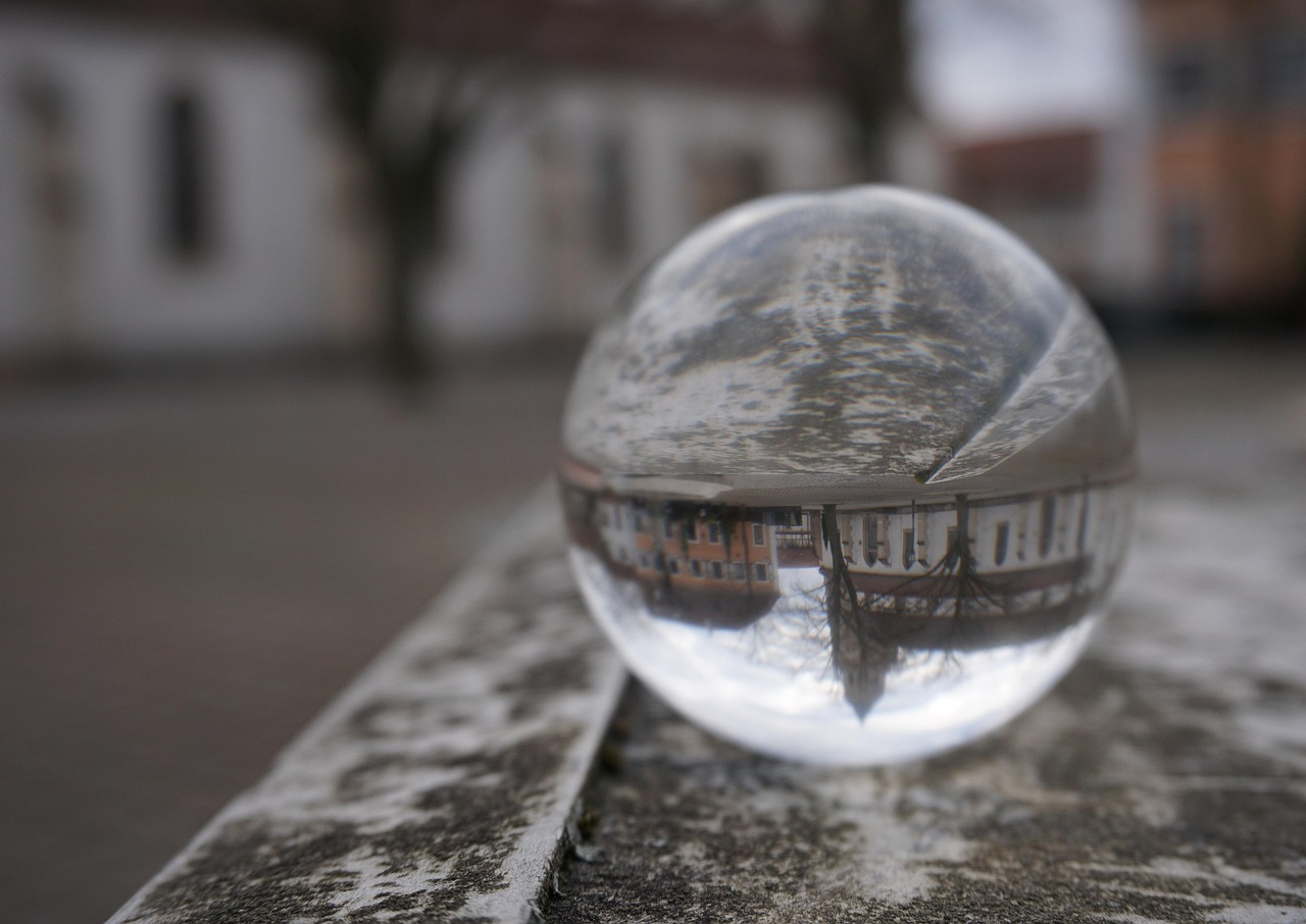 Glass Sphere - free online jigsaw puzzle photo