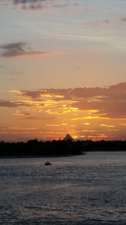夕焼けとボート 水に沈む夕日 温室山の夕景 Pixabayの無料写真