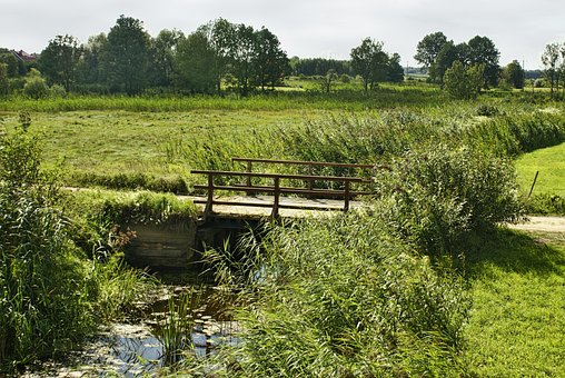 Fluss, Brücke, Wiesen, Landschaft