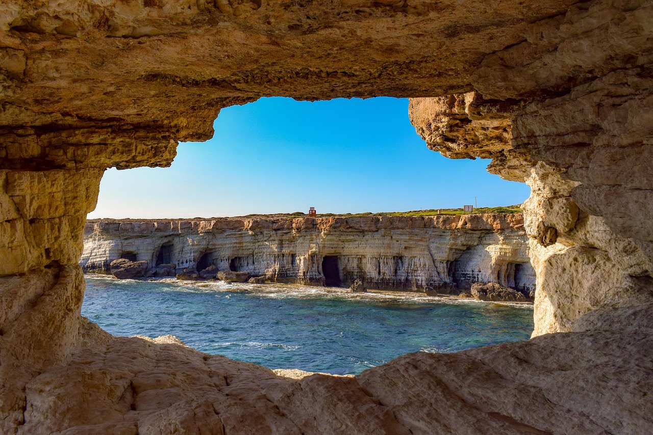 https://cdn.pixabay.com/photo/2019/04/02/17/59/sea-caves-4098365_1280.jpg
