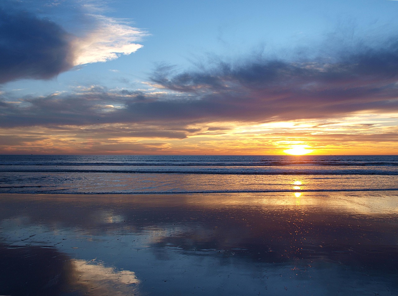 Breiter Atlantikstrand von Agadir mit goldenem Sand, Promenade und blauem Meer