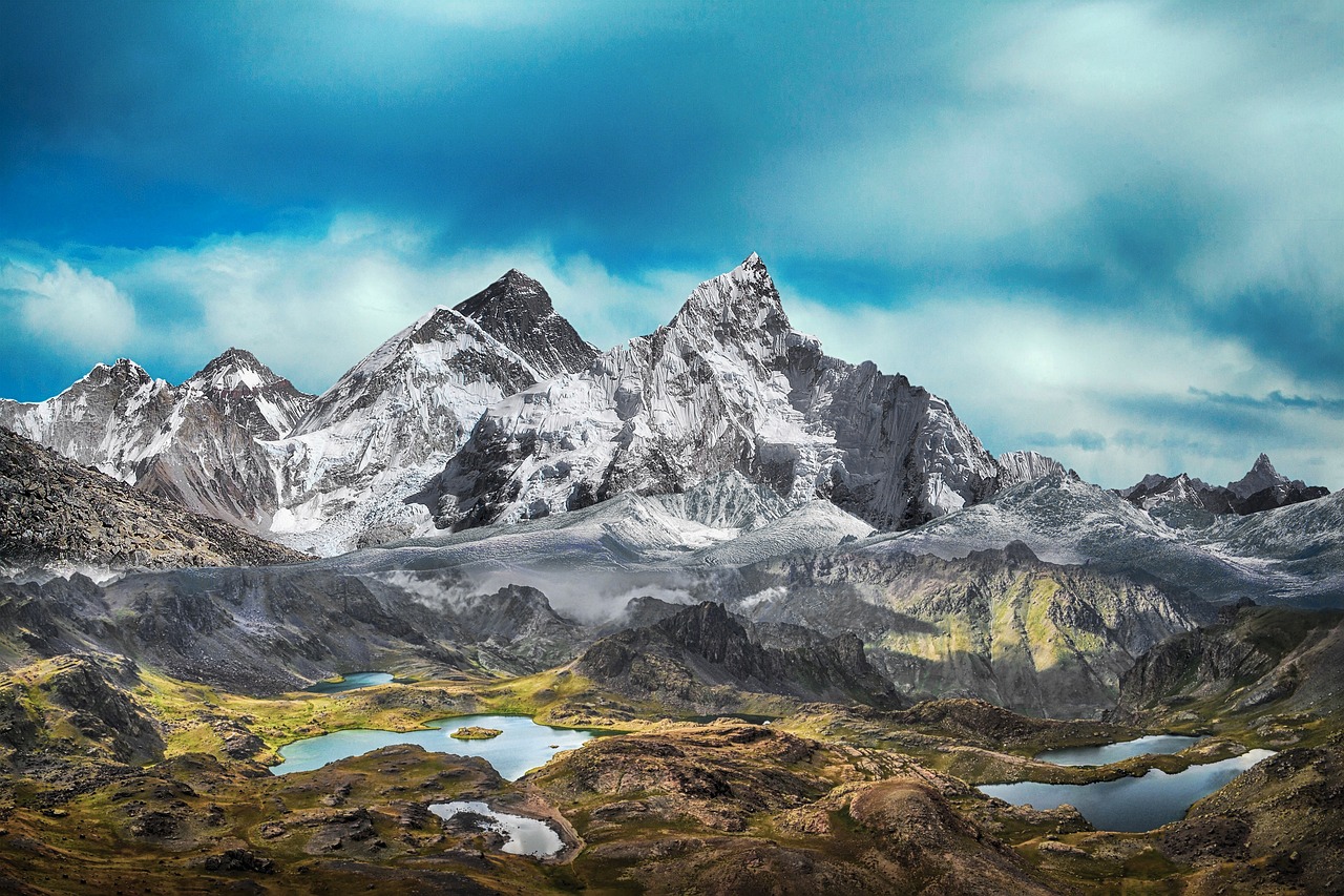 https://cdn.pixabay.com/photo/2019/04/23/18/39/mountain-4150247_1280.jpg