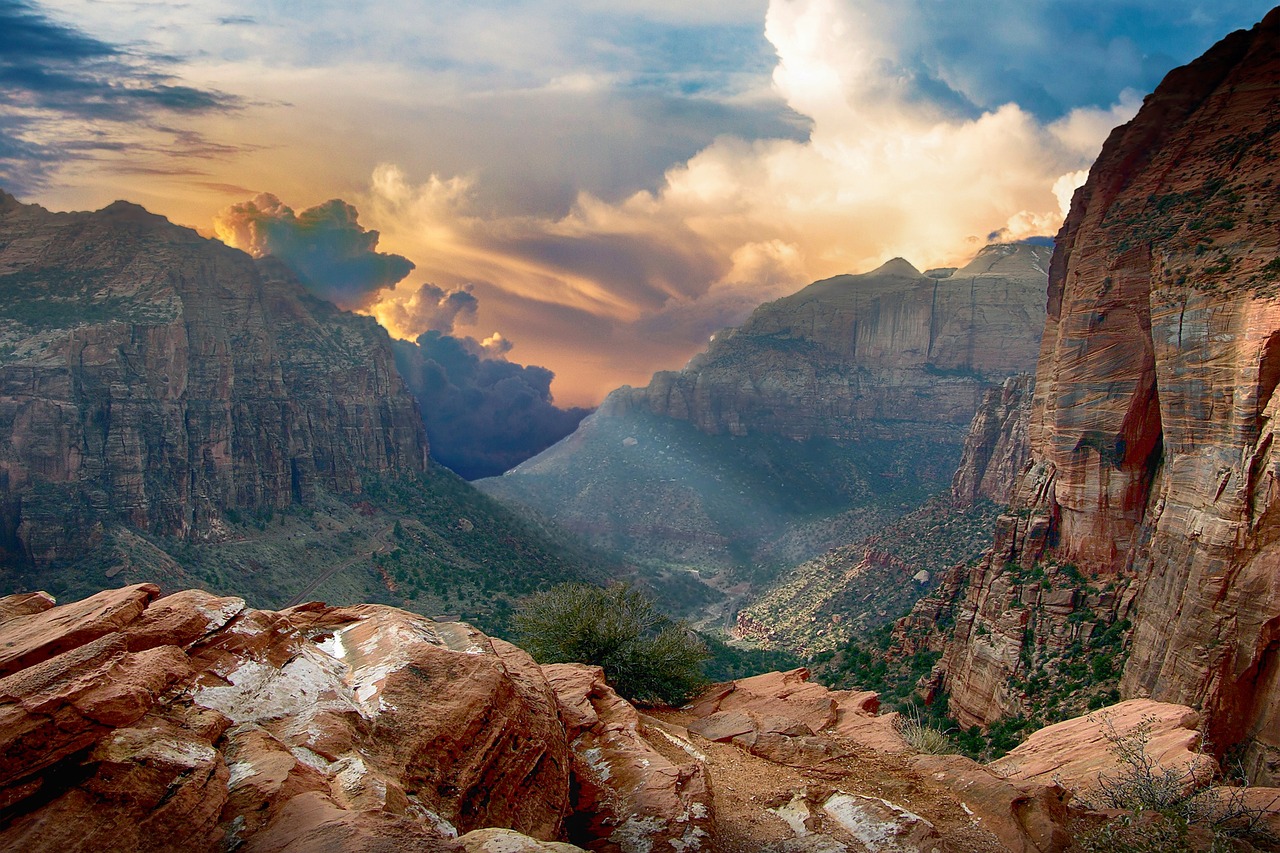 https://cdn.pixabay.com/photo/2019/04/24/15/03/landscape-4152305_1280.jpg