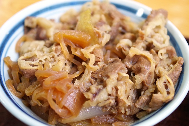 Добавьте к пару основных компонентов специи и травы на ваш вкус. Чеснок, розмарин, тимьян или даже копченая паприка придадут глубину вкуса и сделают мясо более аппетитным. Для немного сладковатого оттенка попробуйте добавить мед или коричневый сахар.