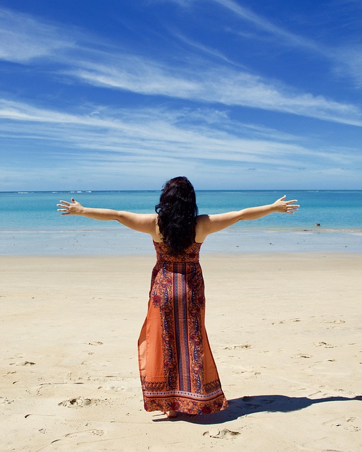 Frau am strand bilder