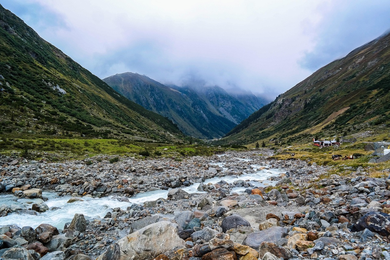 https://cdn.pixabay.com/photo/2019/05/05/20/45/stream-4181677_1280.jpg