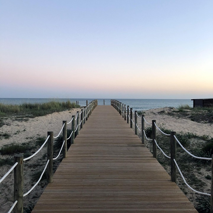“Amazing Algarve on a Budget: Enjoy Sun, Sea, and Savings”