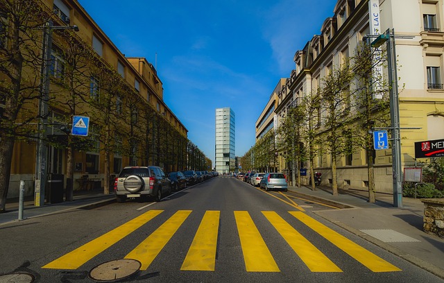 Straße, Turm, Fußgängerweg, Gebäude