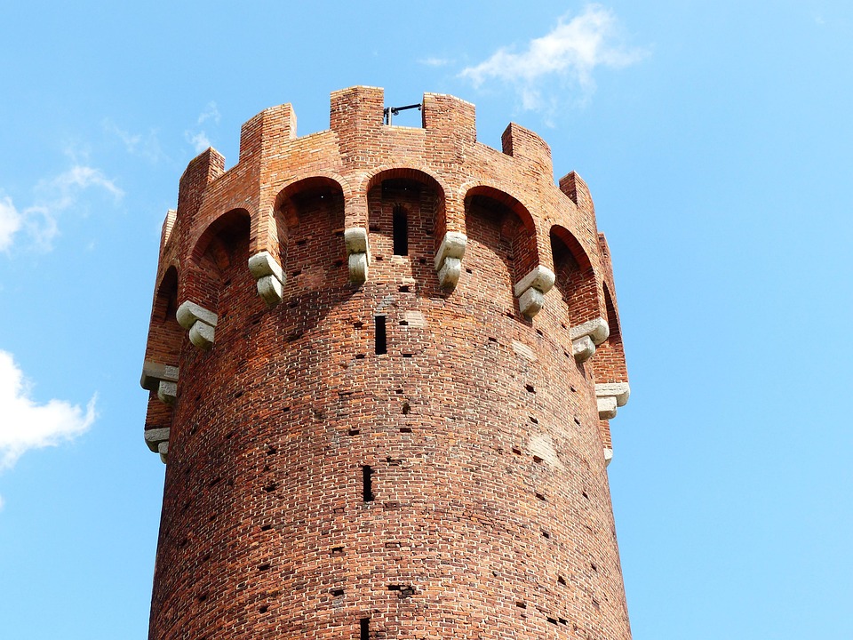 3 ciekawe miejsca do odwiedzenia w sierpniu castle tower 4206333 960 720 - 3 ciekawe miejsca do odwiedzenia w sierpniu