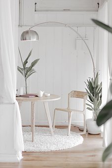 Hvite og lyse farger, samt minimalistiske dekorasjoner, kjennetegner skandinavisk design.