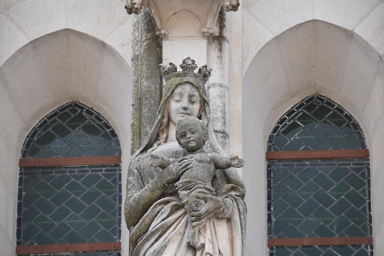 Statue Mary Jesus - free online jigsaw puzzle photo