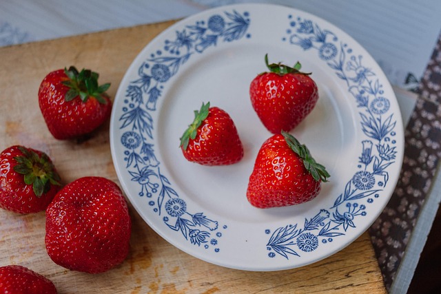 Приготовьте вкуснейший клубничный десерт в мультиварке, следуя простому рецепту. Этот десерт станет отличным завершением любого обеда или ужина.