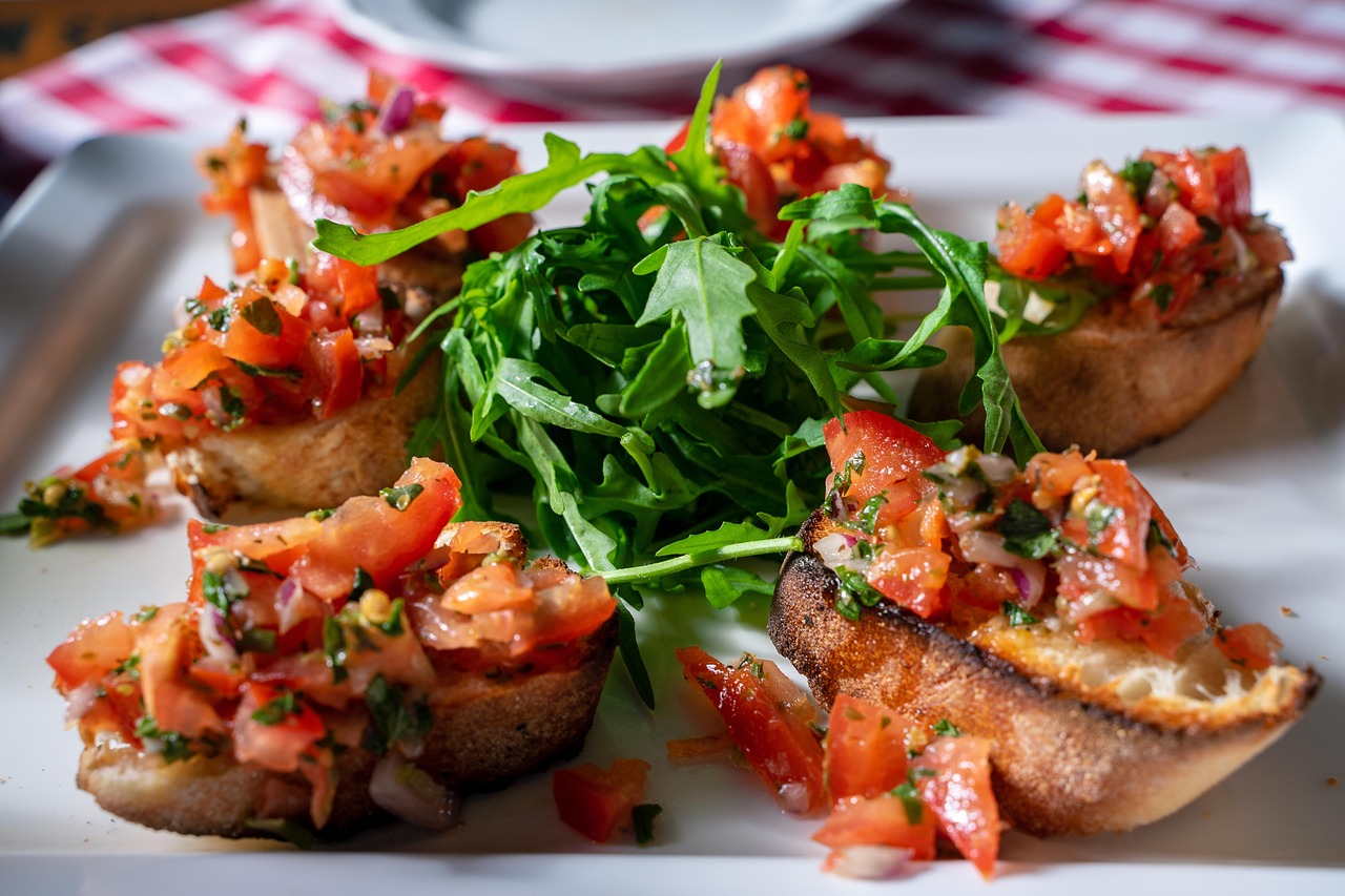 Bruschetta tomate basilic sur pain grillé