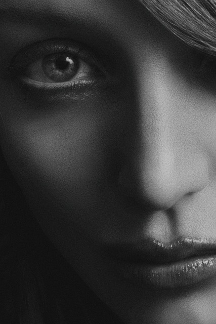 Чистота кожи – основа долгой молодости. Нежно очищайте лицо дважды в день, используя мягкий гель или пенку, чтобы избежать пересушивания. Это поможет сохранить естественный баланс и предотвратить появление морщин.