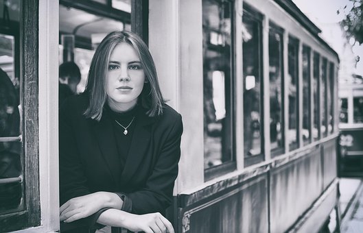 Junge Frau, Straßenbahn, Abschied