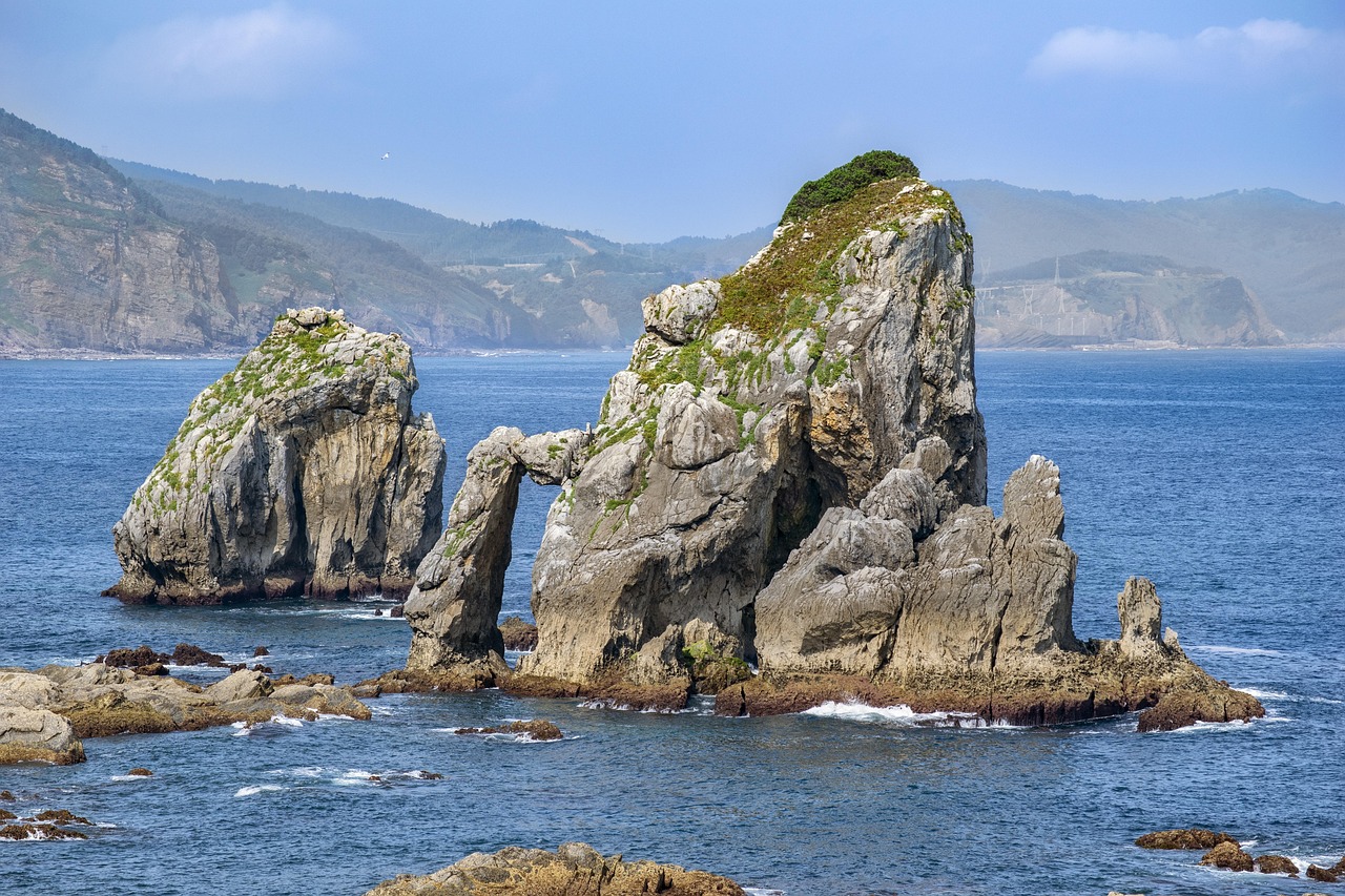 https://cdn.pixabay.com/photo/2019/07/21/18/15/rocks-4353305_1280.jpg