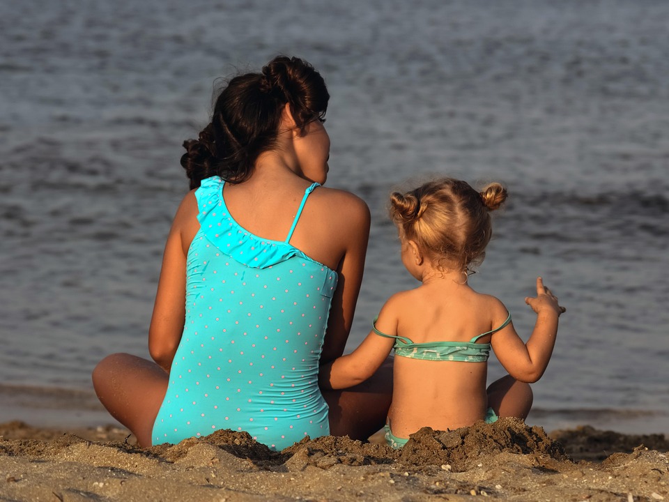 Piger strand Nudister: Nøgent