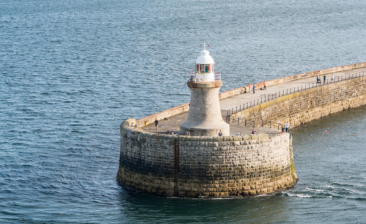 Tynemouth Lighthouse - free online jigsaw puzzle photo