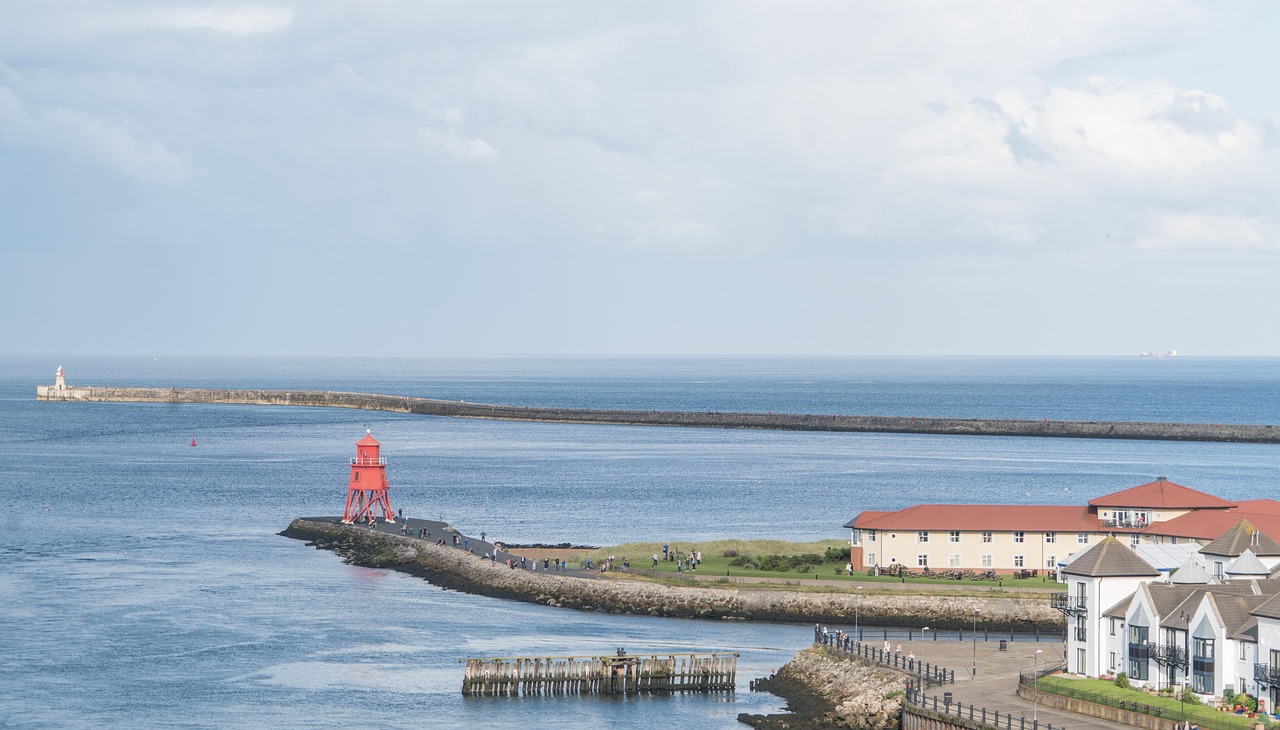 Tynemouth Lighthouse - free online jigsaw puzzle photo