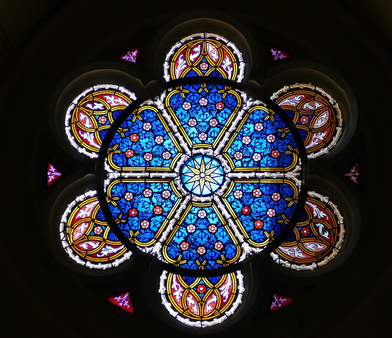 Church Window - free online jigsaw puzzle photo