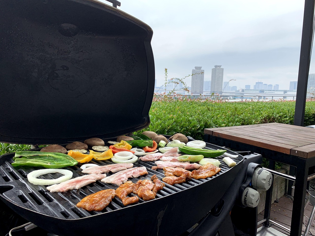 Grătar în aer liber cu carne și legume, exemplu de gătit la grill