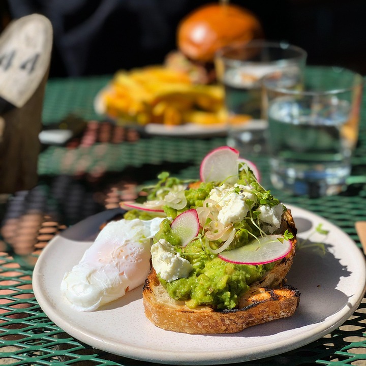 Fotos gratis de Puré de aguacate en pan tostado