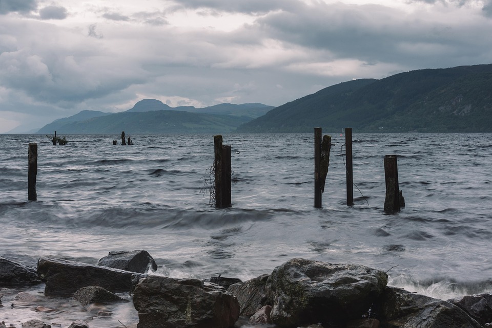 Mostro di Loch Ness esiste? Miti, avvistamenti e verità scientifiche