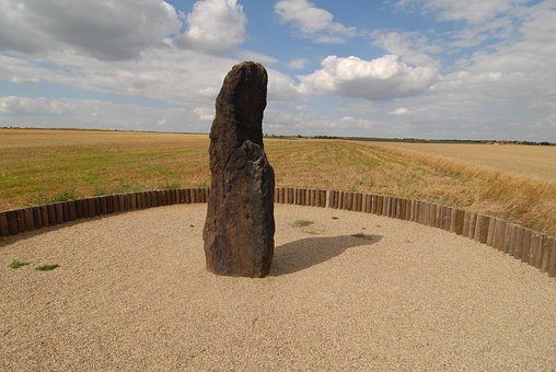 Beregning, Menhir, Mark, Monument