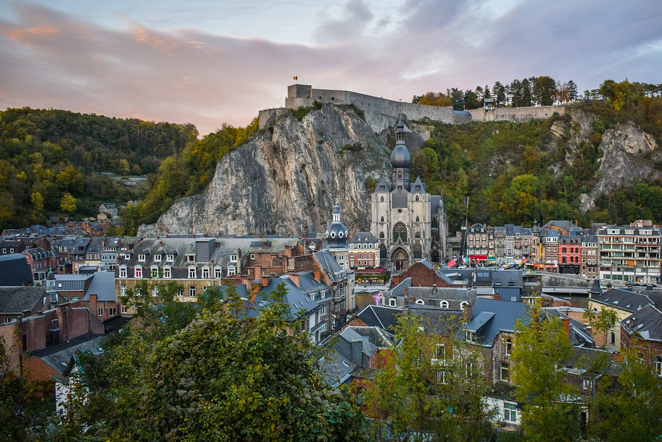 Centro de Dinant y paisajes naturales