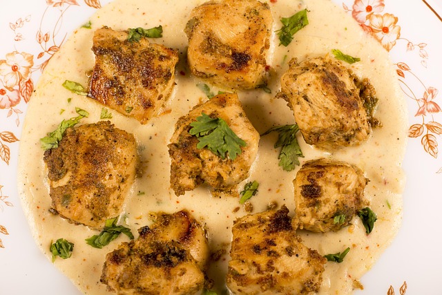 Чтобы добавить разнообразия в блюда из курицы, попробуйте белый соус. Этот соус не только придаст нежность, но и подчеркнет вкус мяса. Оптимально сочетать его с запеченной, жареной или отварной курицей.