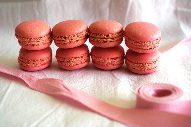 Macaron, pink, pastry shop and biscuits — photo by lavaligiainviaggio