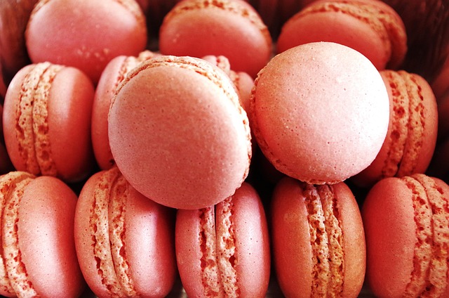 Macaron, pink, pastry shop and biscuits — photo by lavaligiainviaggio
